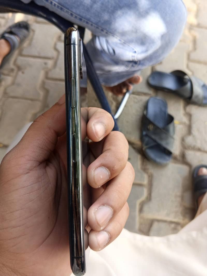 Apple iPhone X 4