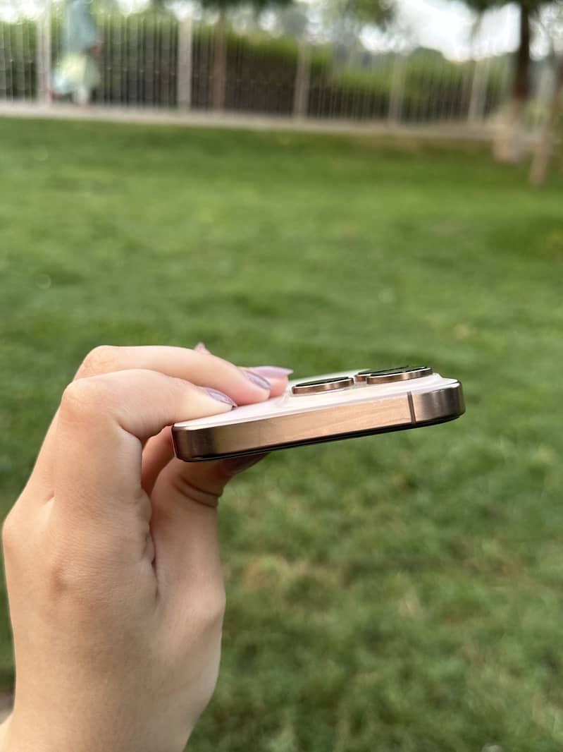 Apple iPhone 16 Pro 2
