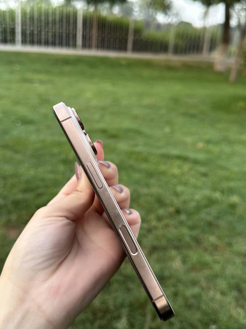 Apple iPhone 16 Pro 4