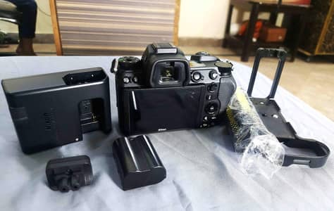 NIKON Z6 with Battery Charger original With  SmallRig L-Bracket
