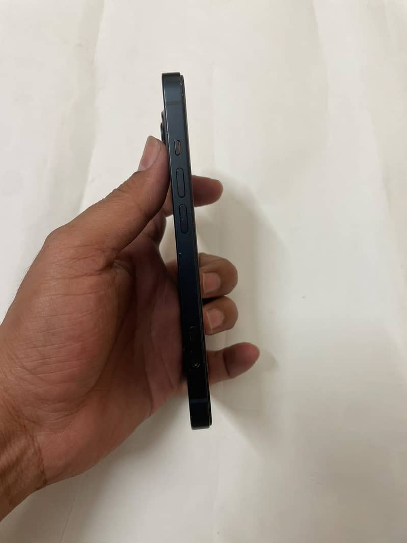 Apple iPhone 13 8