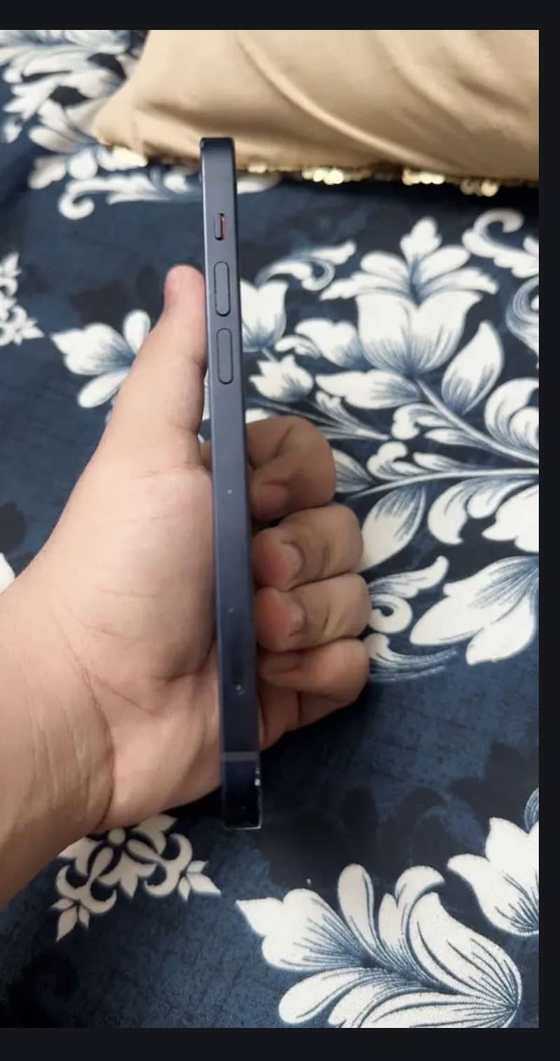 Apple iPhone 12 4