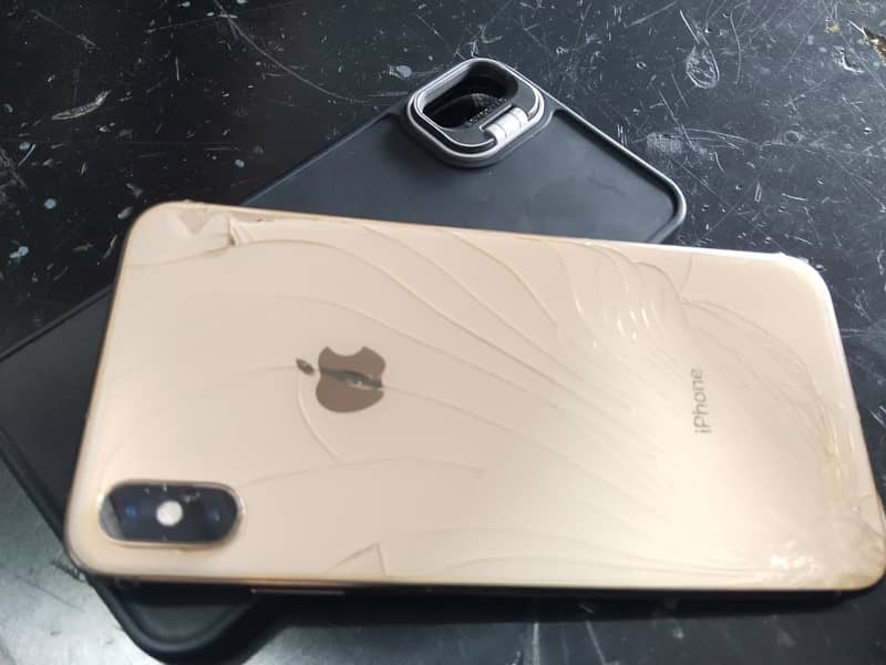 Apple iPhone XS Max 4