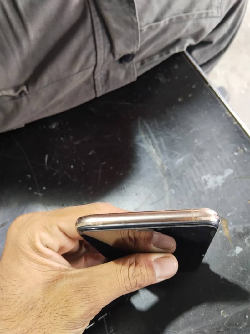 Apple iPhone XS Max 5