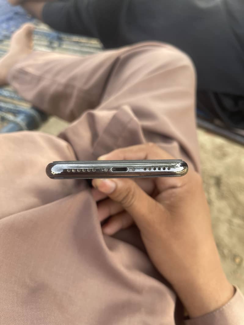 Apple iPhone X 4