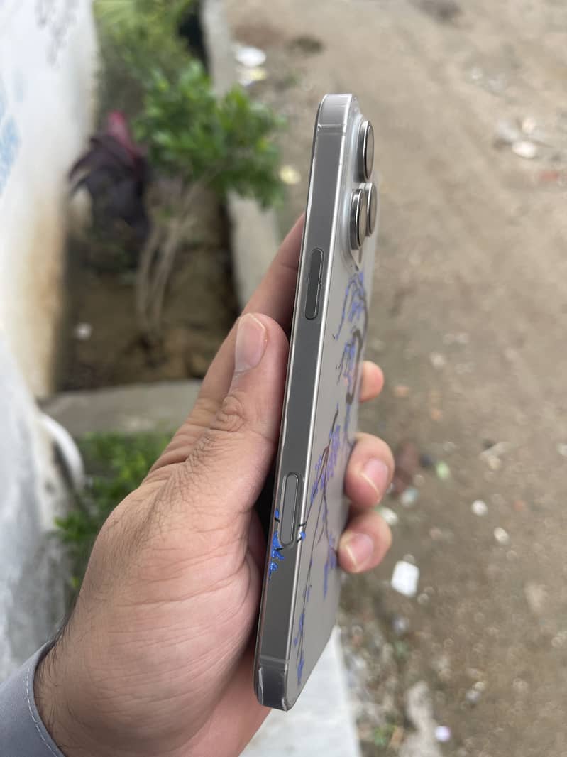 Apple iPhone 16 Pro Max 9
