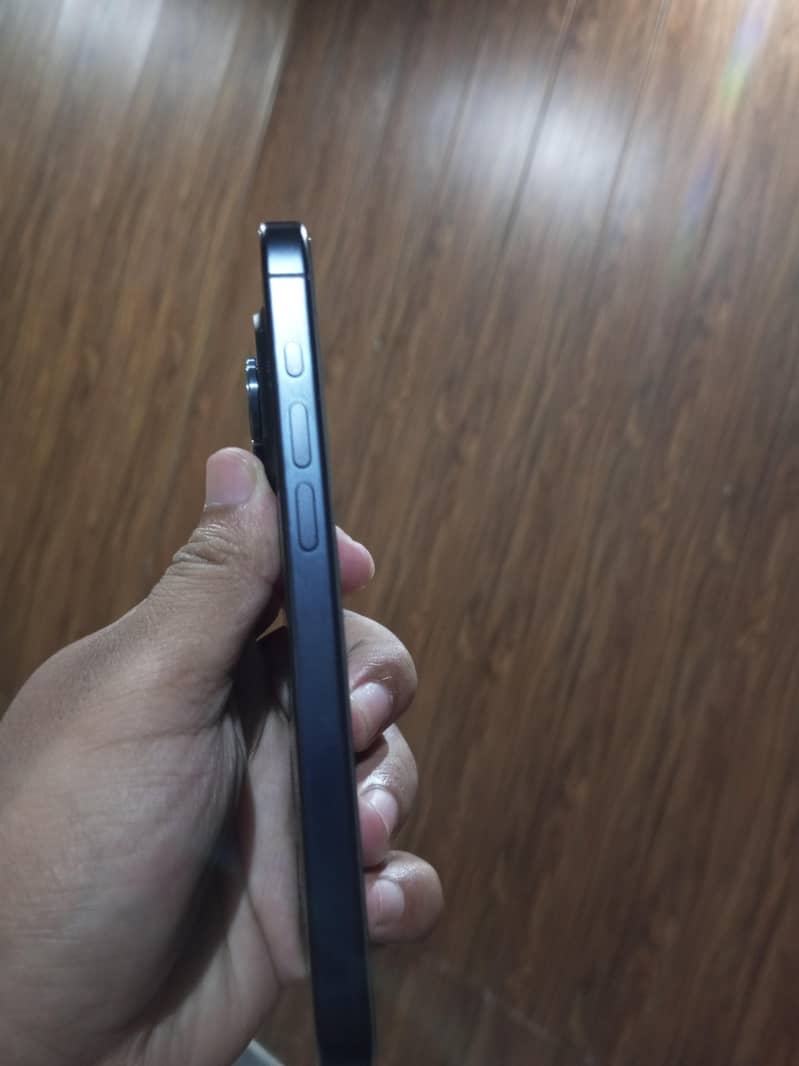 Apple iPhone 15 Pro 4