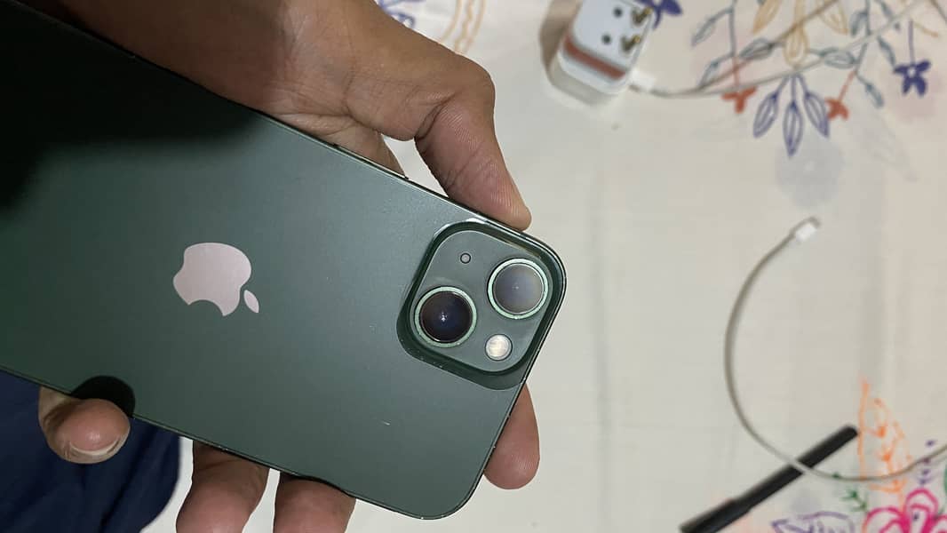 Apple iPhone 13 4