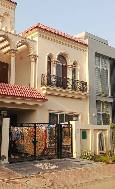 5 Marla Look Like New House Sale Bahria Town Lahore