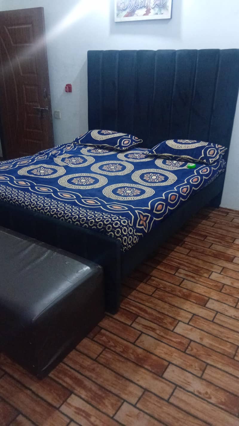 Queen Size Bed 0