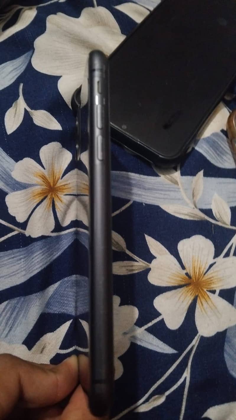 Apple iPhone 11 with box 4