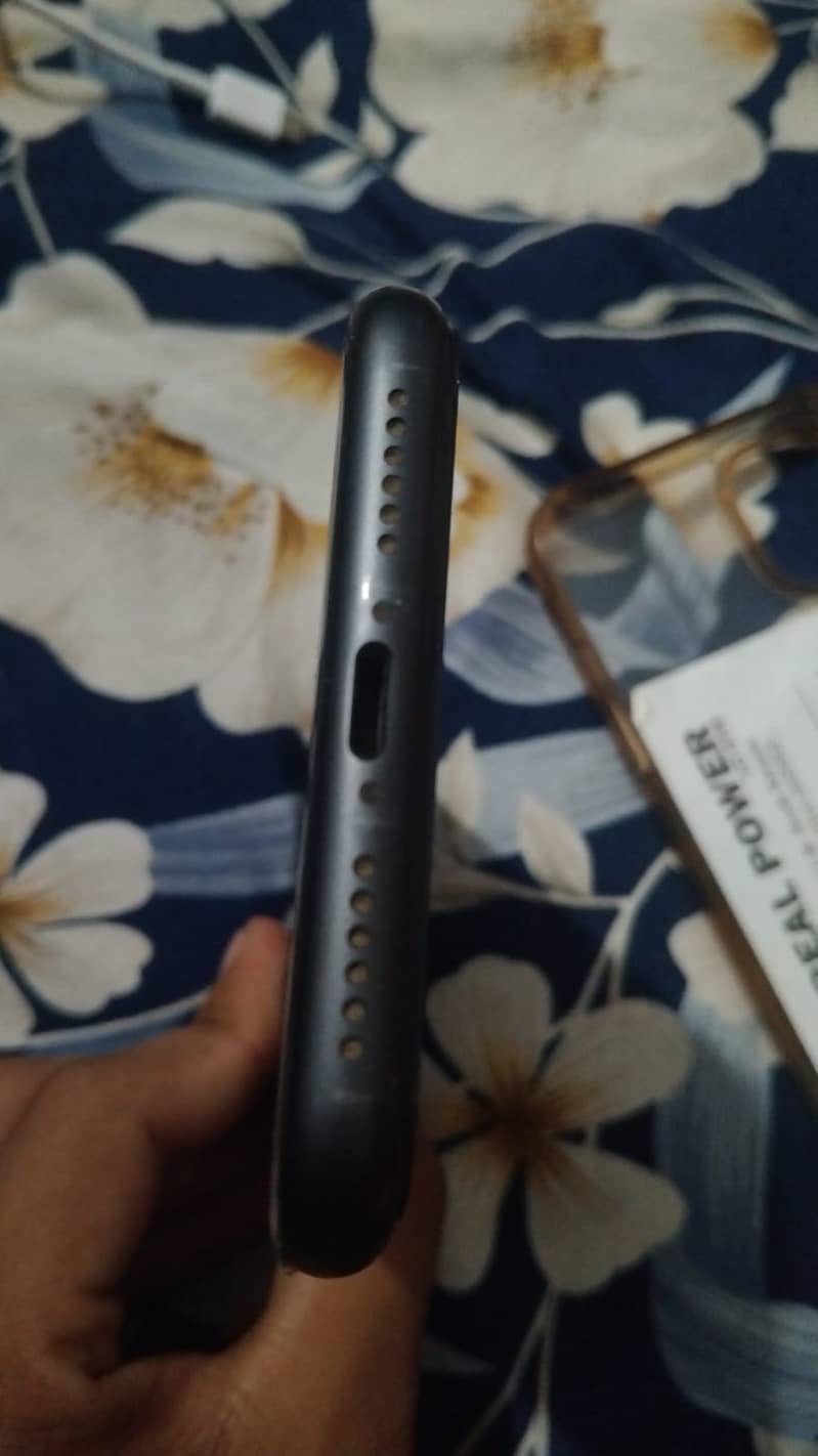Apple iPhone 11 with box 6