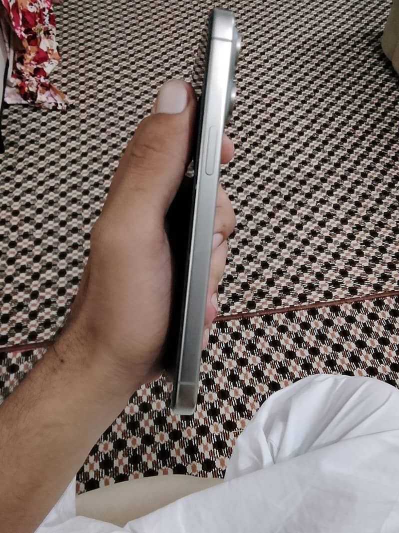 Apple iPhone 15 Pro Max 2