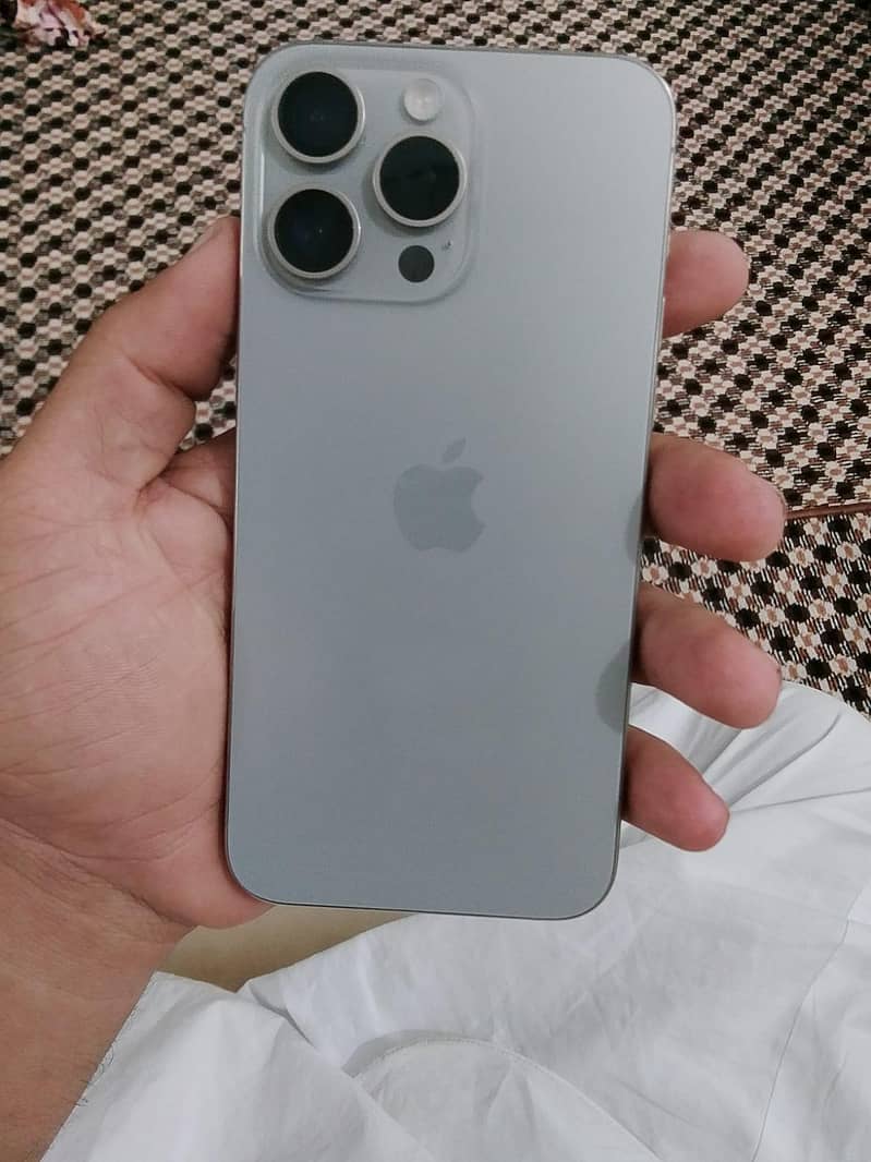Apple iPhone 15 Pro Max 3
