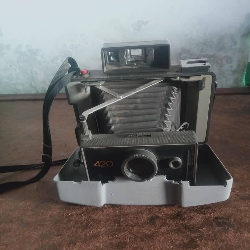 420 polaroid Automatic camera 1