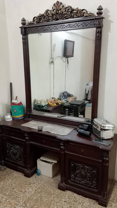 Chinote dresser