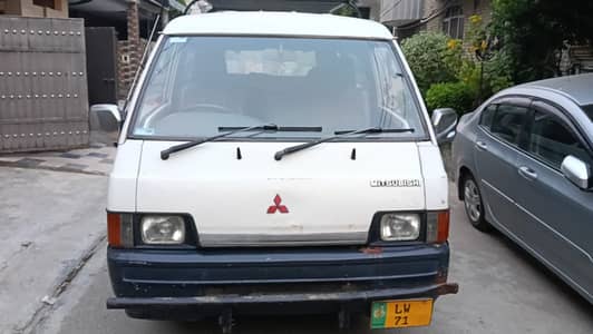 MITSUBISHI VAN 2005 MODEL INSIDE TOTAL GENIOUN OUT SIDE 80 % GENIOUN