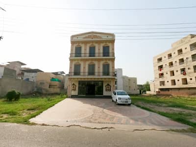 9 MARLA BULDING FOR RENT