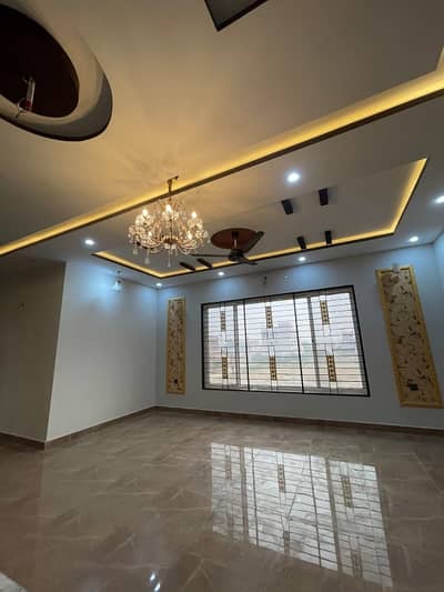 1 Kanal Brand First Entry House Available For Rent