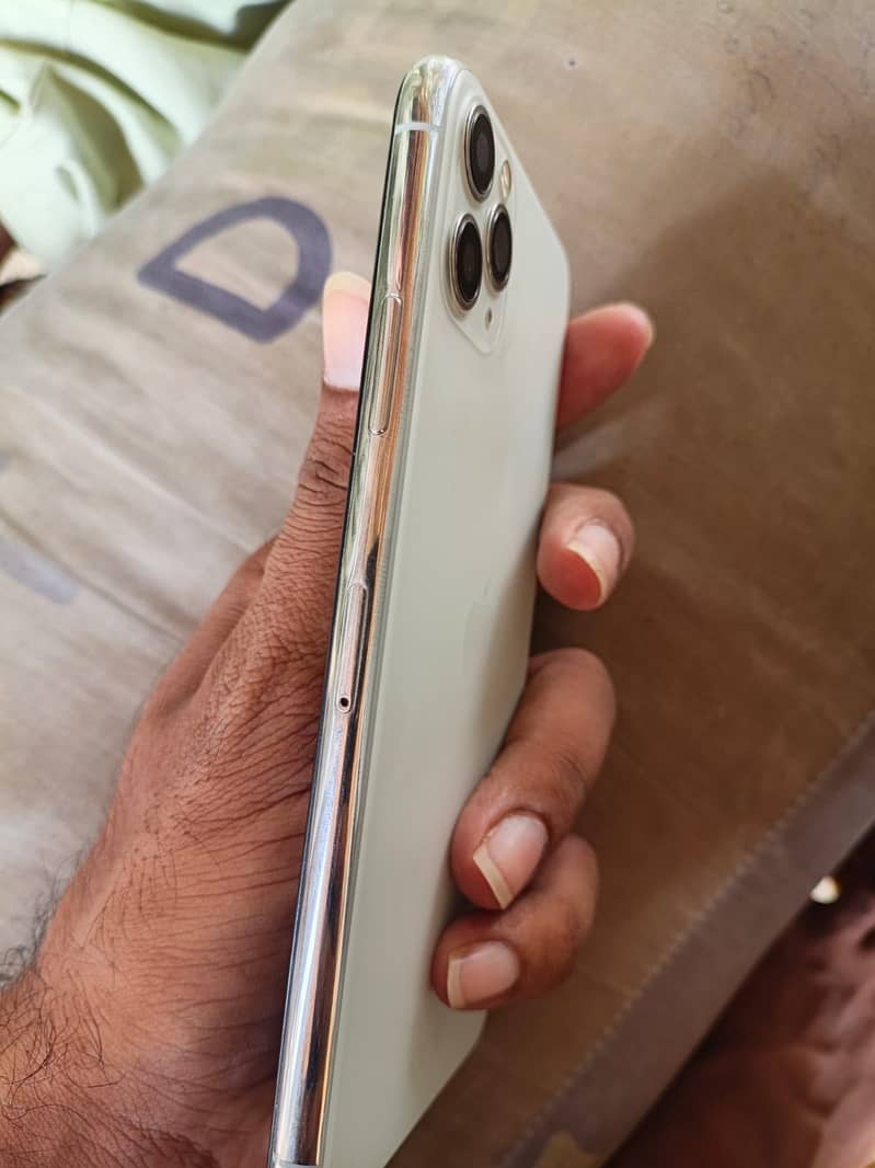 Apple iPhone 11 Pro Max 3