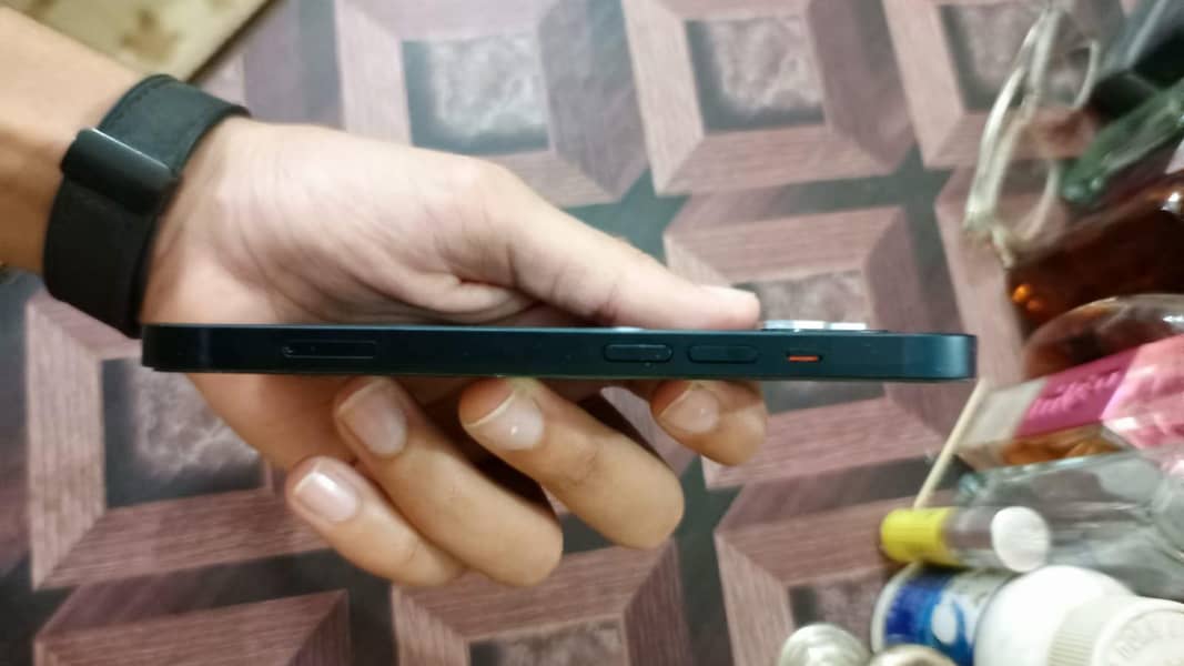 Apple iPhone 13 2