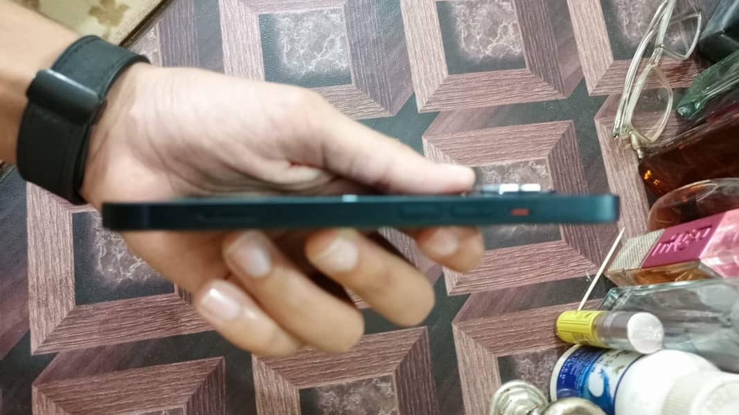 Apple iPhone 13 11