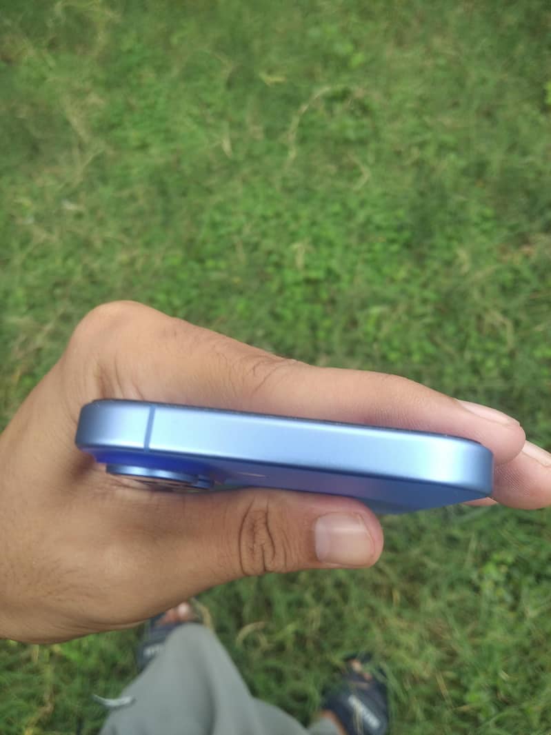 Apple iPhone 16 3