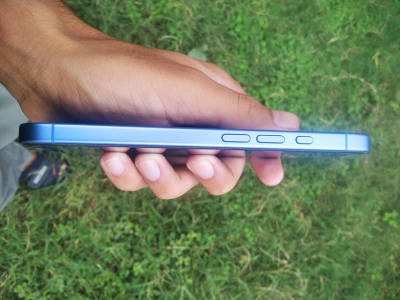 Apple iPhone 16 5
