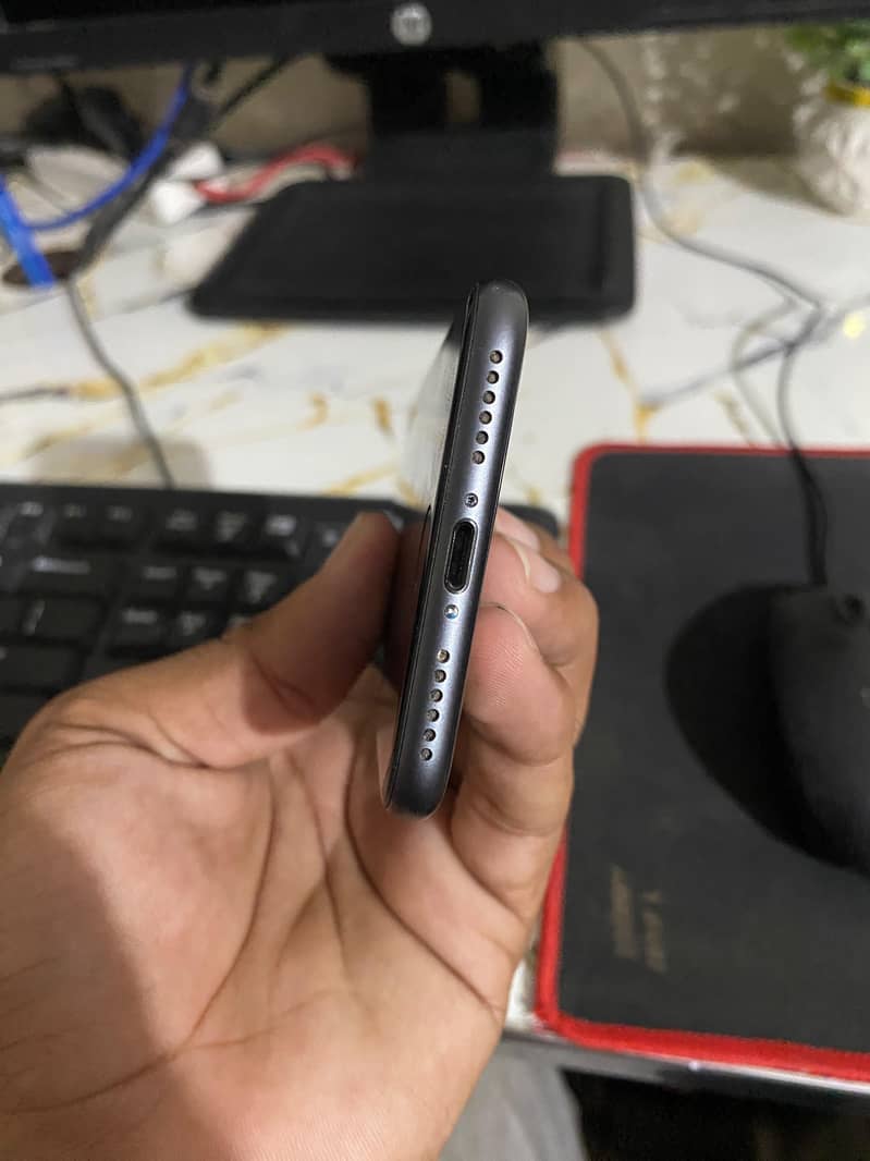 Apple iPhone 8 3