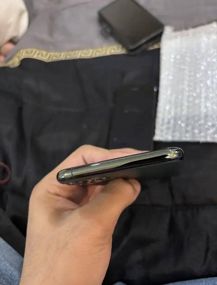 Apple iPhone 11 Pro Max 2