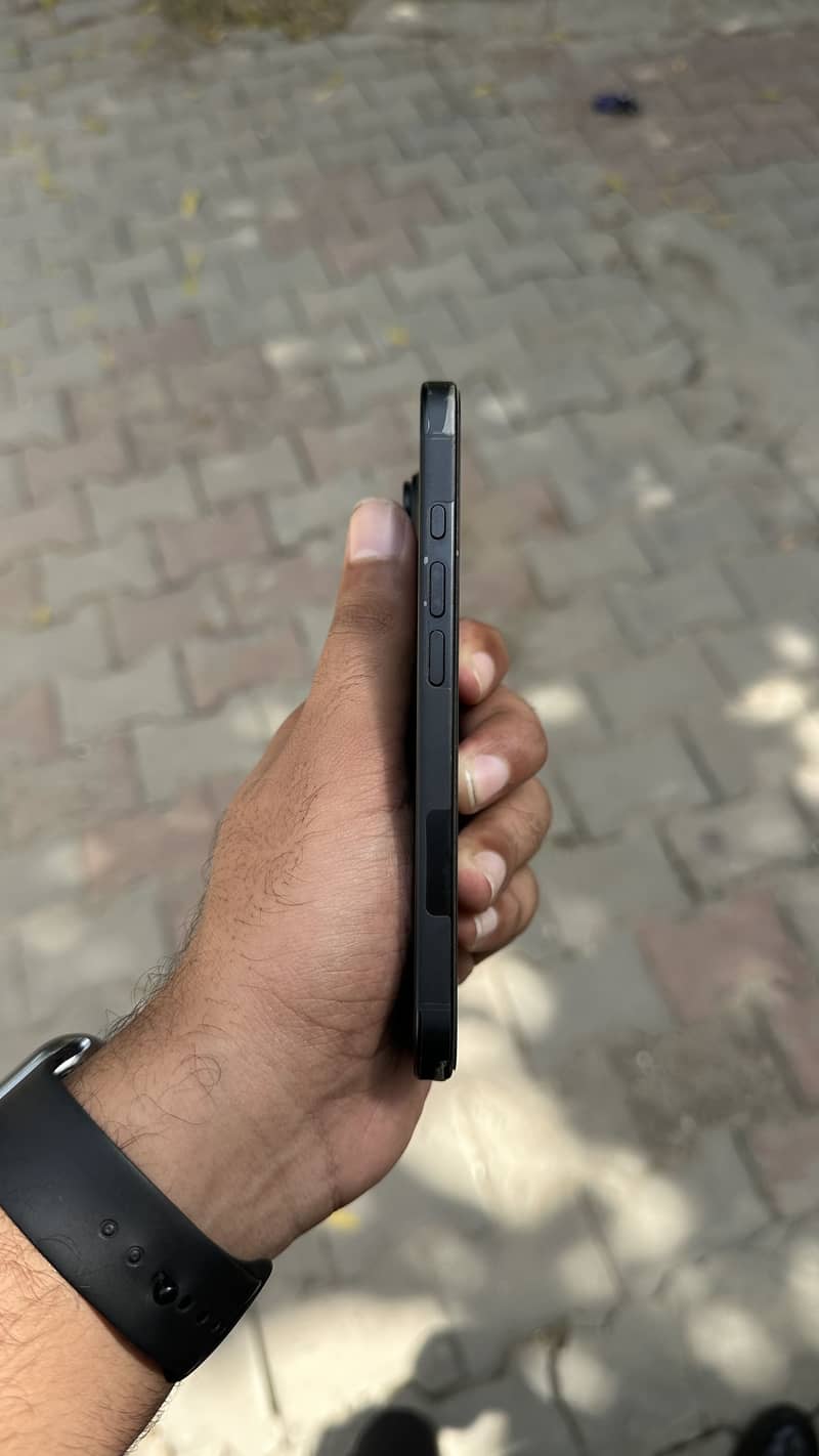 Apple iPhone 16 5