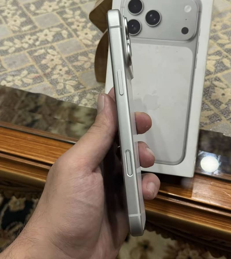 Apple iPhone 17 Pro Max 1