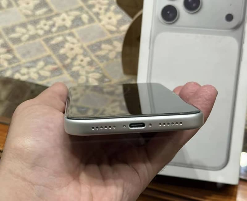Apple iPhone 17 Pro Max 3