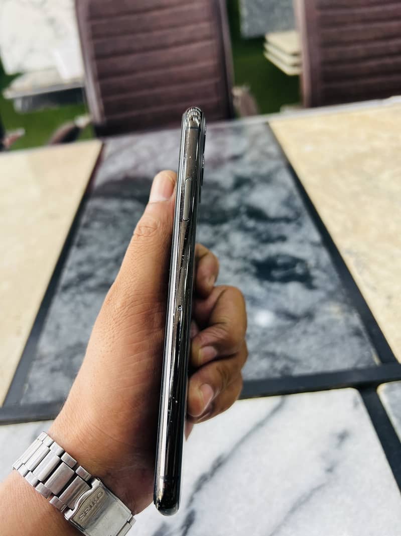 Apple iPhone 11 Pro Max 6