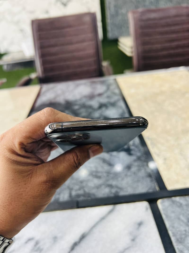 Apple iPhone 11 Pro Max 7