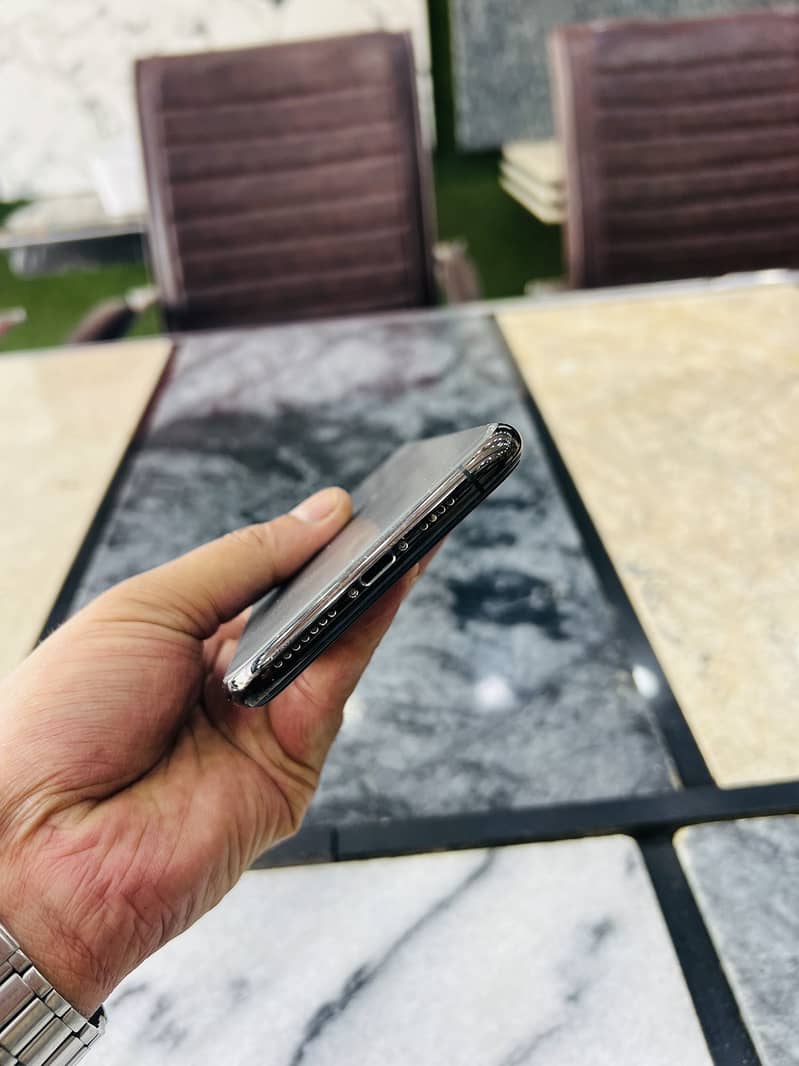 Apple iPhone 11 Pro Max 8