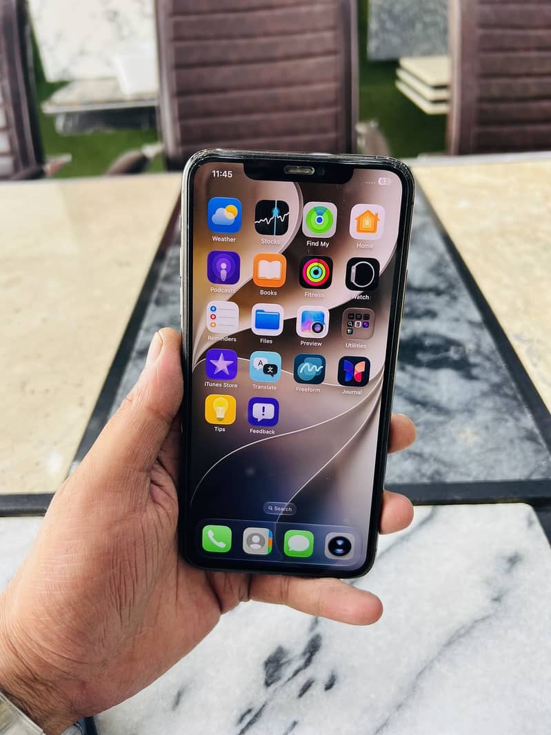 Apple iPhone 11 Pro Max 12