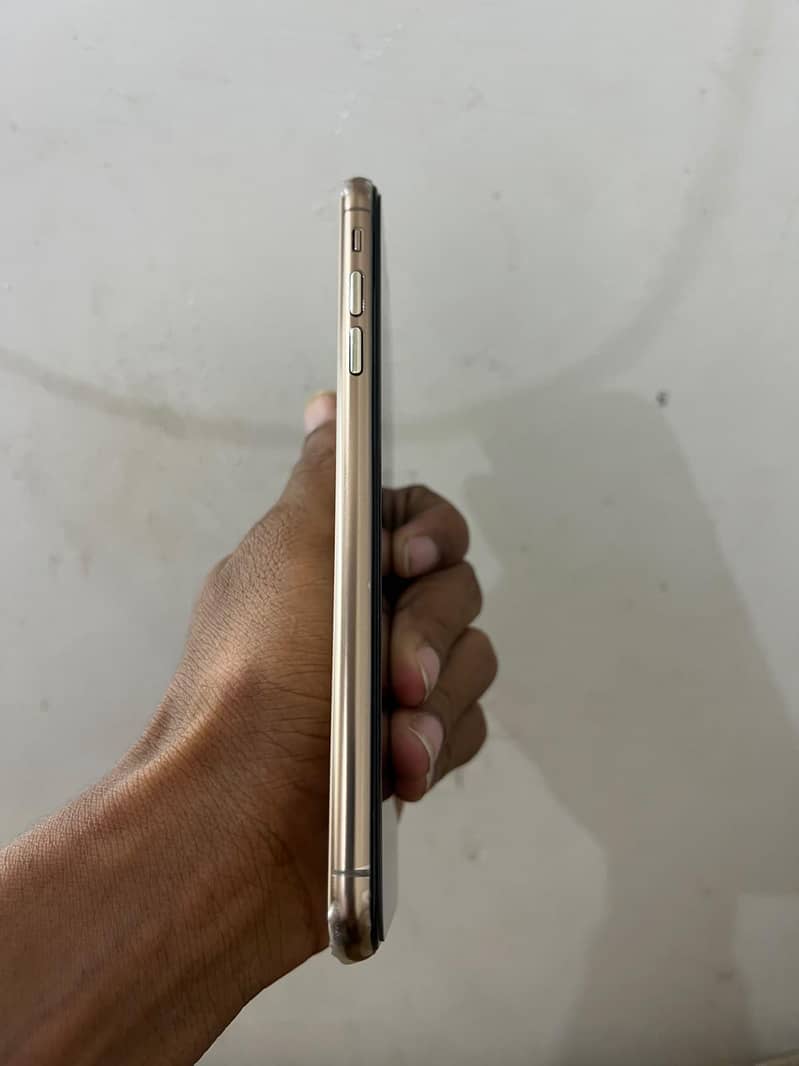 Apple iPhone XS Max 4