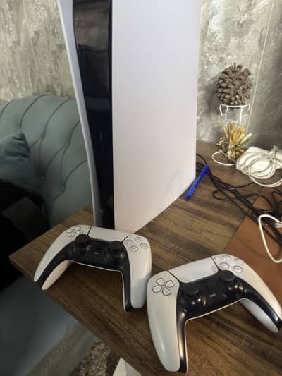 Ps5 fat digital with extra controller and 10 installed games