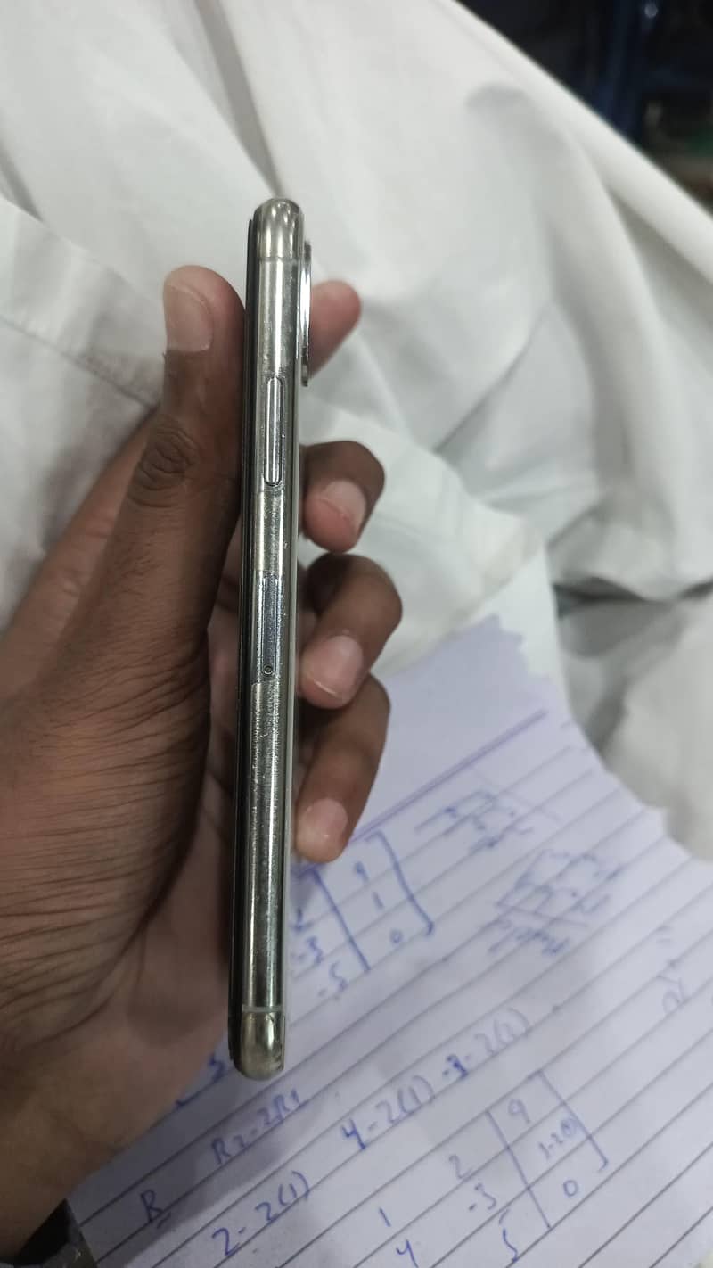 Apple iPhone X 4