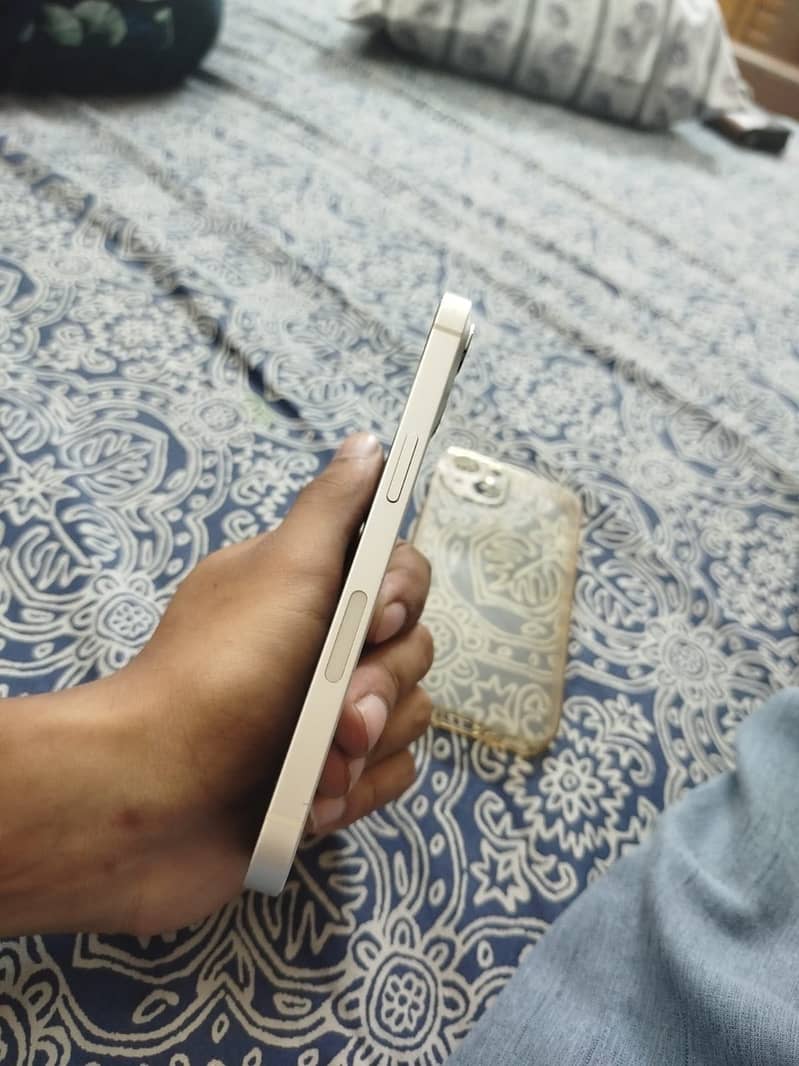 Apple iPhone 13 4