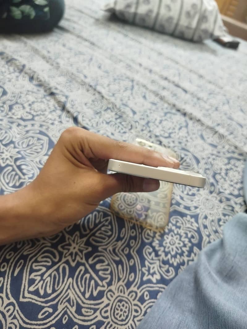 Apple iPhone 13 6