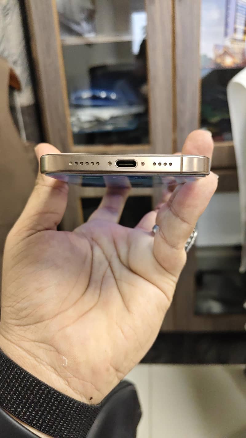 Apple iPhone 16 Pro Max 4
