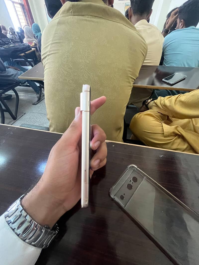 Google Pixel 8 4