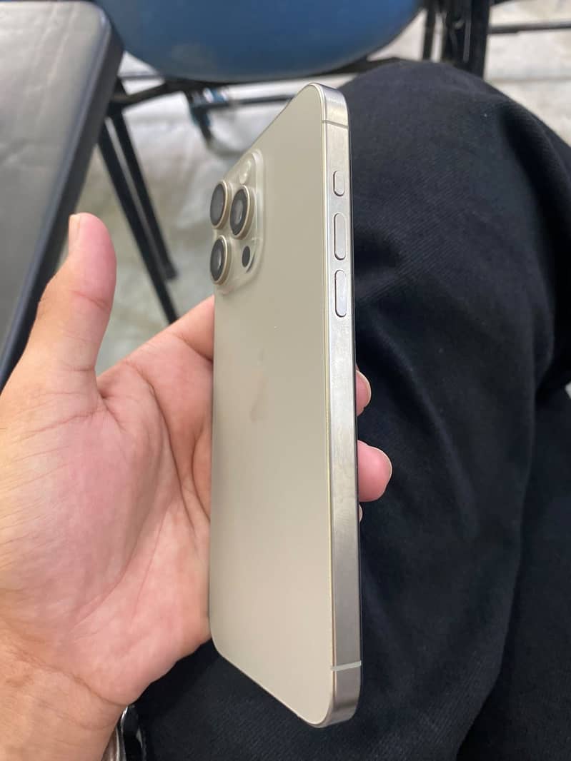 Apple iPhone 15 Pro Max 4