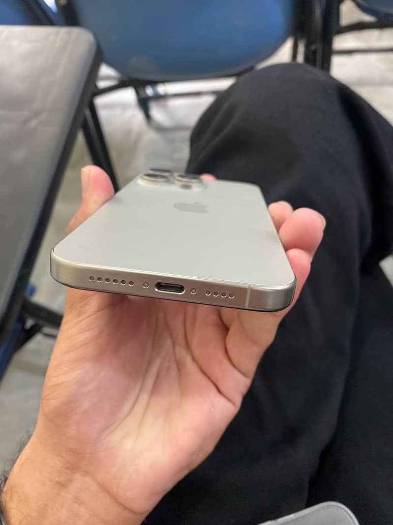 Apple iPhone 15 Pro Max 5