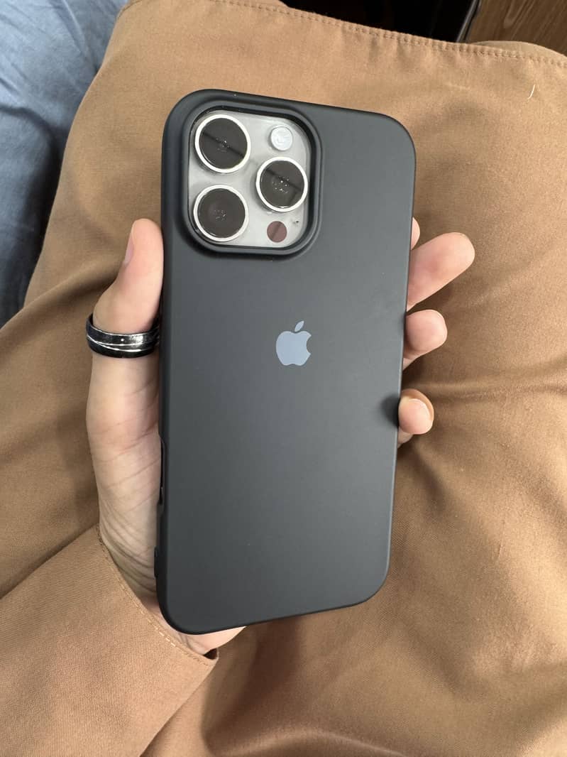 Apple iPhone 16 Pro Max 2