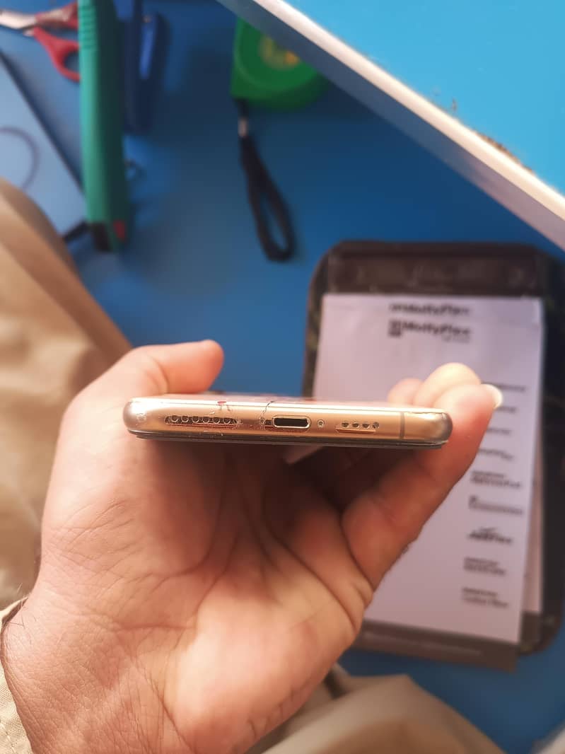 Apple iPhone XS Max 3
