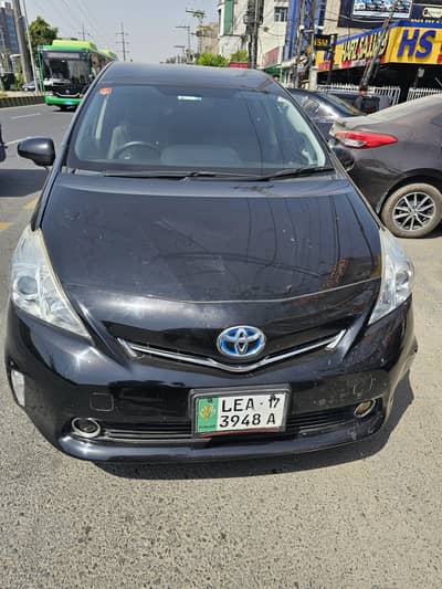 Toyota Prius Alpha 2014