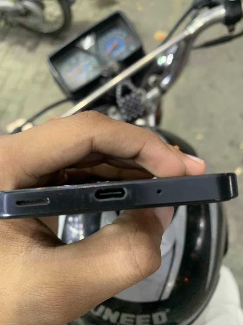 Samsung galaxy A17 non pta with box and cable 3